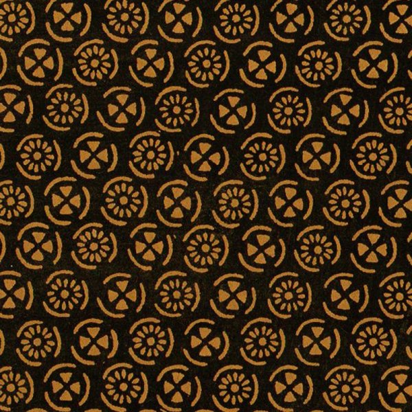 c223 黄土色／黒地