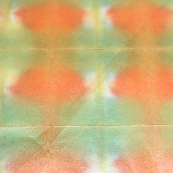 斜めに折れ筋があります。