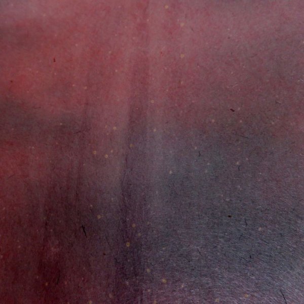 中央に軽い折れ筋