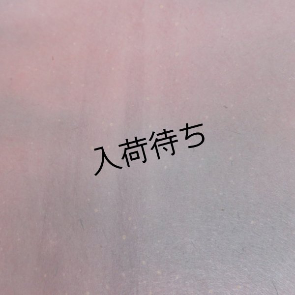 中央に軽い折れ筋