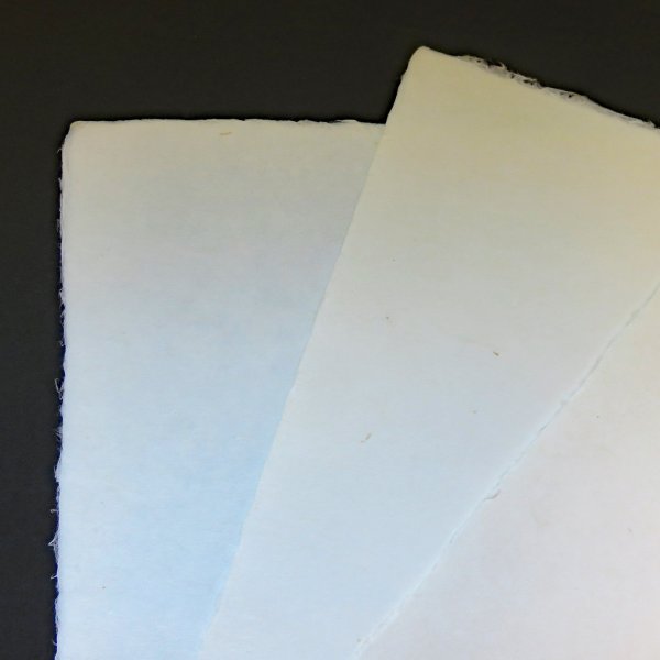 画像2: 厚い和紙 耳付 白 410×565mm (2)