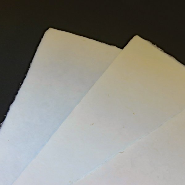 画像3: 厚い和紙 耳付 白 410×565mm (3)